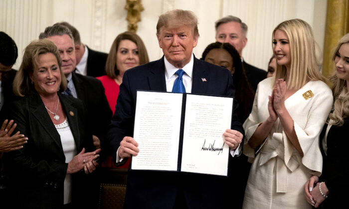 O presidente Donald Trump apresenta uma ordem executiva para ajudar a combater o tráfico de pessoas, na Sala Leste da Casa Branca, em Washington, em 31 de janeiro de 2020 (Evan Vucci / AP Photo)