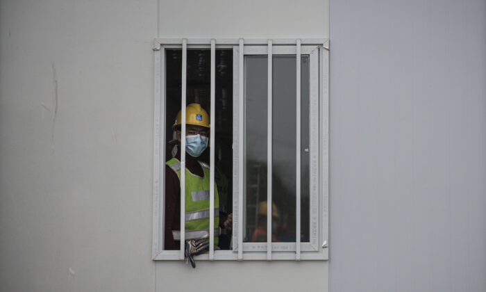 Trabalhadores construindo o Hospital Wuhan Huoshenshan na cidade de Wuhan, China, em 2 de fevereiro de 2020, em resposta ao surto de coronavírus e com capacidade para 1000 leitos (Getty Images)