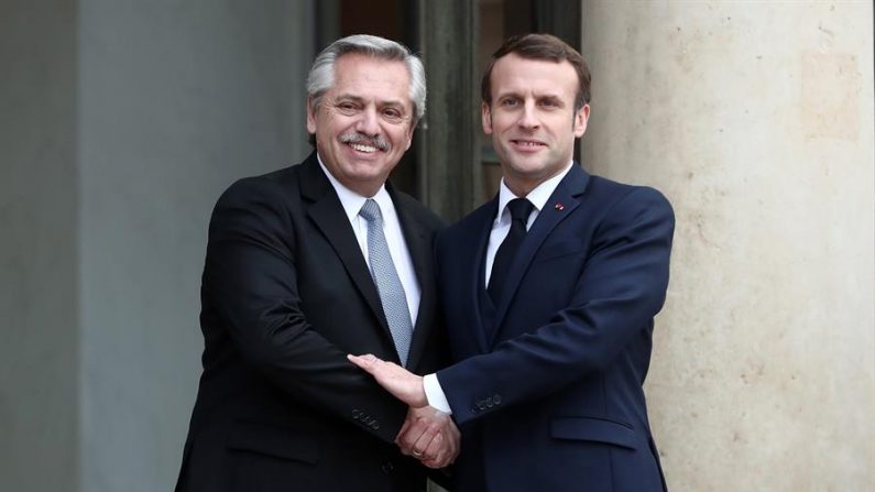 O presidente francês Emmanuel Macron (D) recebe o presidente da Argentina, Alberto Fernández (E), no Palácio do Eliseu, em Paris, França, 5 de fevereiro de 2020 (EFE / EPA / CHRISTOPHE PETIT TESSON)