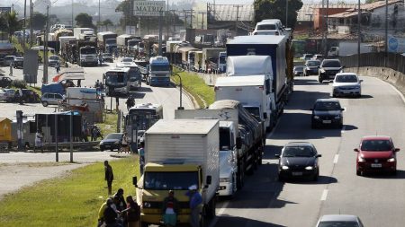 AGU pede que Fux adie julgamento de ações contra tabela de frete