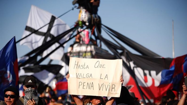 Manifestantes participam de protestos contra o governo do presidente Sebastián Piñera (EFE / Alberto Valdés / Archivo)