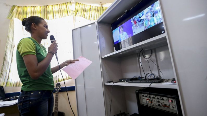 Alunos da escola estadual Raymundo Sá, no município de Autazes, interagem virtualmente com professores e alunos durante aula a distância produzida no Centro Nacional de Mídias de Educação (Marcelo Camargo/Agência Brasil)