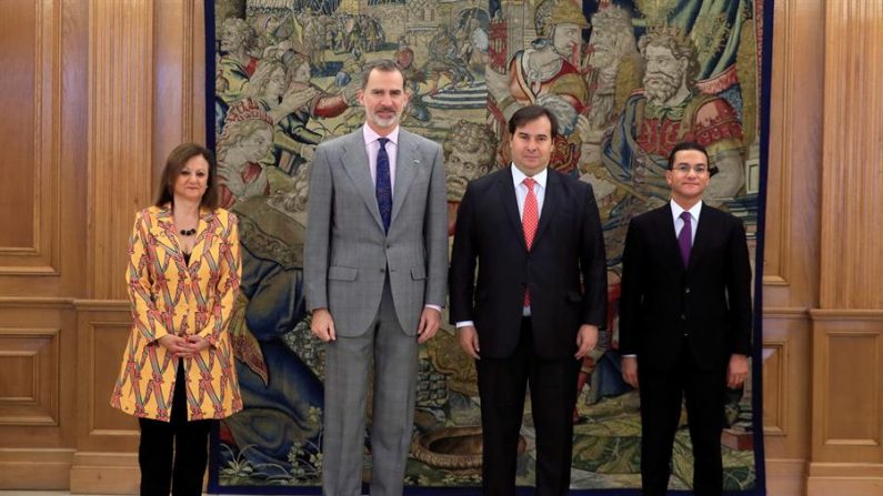 O rei Felipe, acompanhado pela secretária de Estado dos Negócios Estrangeiros e pela América Latina e Caribe, Cristina Gallach (esq), recebe em audiência o presidente da Câmara dos Deputados do Brasil, Rodrigo Maia (2dir), nesta quinta-feira no Palácio La Zarzuela (EFE / Fernando Alvarado)