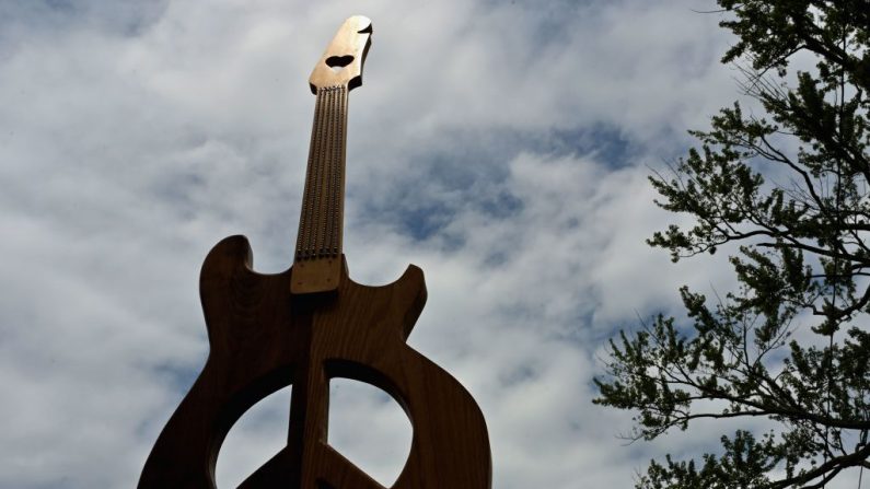 Uma escultura de guitarra do artista 'Rennie Cantine' em exibição na Tinker Street em 14 de agosto de 2019 em Woodstock, Nova York (Foto de ANGELA WEISS / AFP via Getty Images)