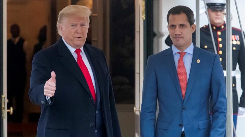 O presidente dos EUA Donald J. Trump (E) recebe o presidente da Assembléia Nacional da Venezuela Juan Guaidó (D) no pórtico sul da Casa Branca em Washington, DC, EUA, 5 de fevereiro de 2020 (EFE / EPA / ERIK S. MENOS)