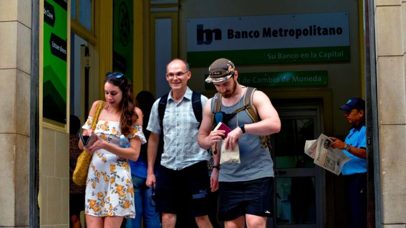 Turistas deixam um banco após trocarem dinheiro em Havana em 10 de dezembro de 2019 (YAMIL LAGE / AFP via Getty Images)