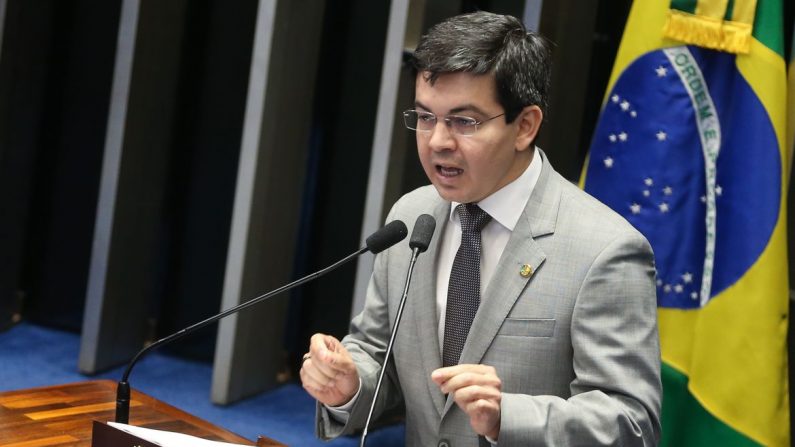 Senador Randolfe Rodrigues durante sessão do impeachment no Senado conduzida pelo presidente do STF, Ricardo Lewandowski  (Antonio Cruz/Agência Brasil)