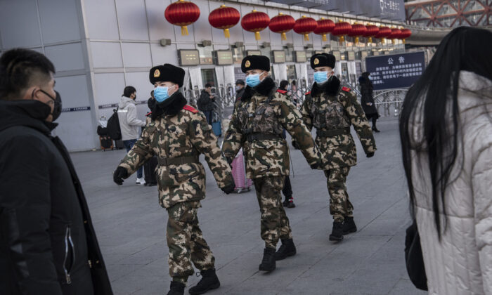 Policiais chineses usam máscaras protetoras enquanto patrulham antes do anual Festival da Primavera em uma estação ferroviária de Pequim, em 23 de janeiro de 2020 (Kevin Frayer / Getty Images)