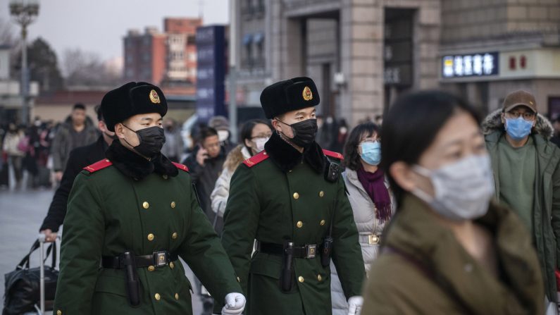 Policiais chineses usam máscaras protetoras enquanto realizam uma patrulha na estação de Pequim antes do Festival da Primavera anual em 22 de janeiro de 2020, em Pequim (Kevin Frayer / Getty Images)