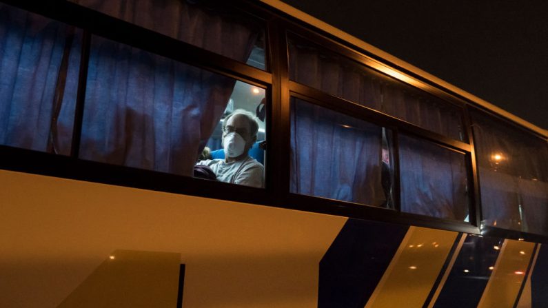 Um ônibus que transporta cidadãos americanos do navio Diamond Princess chega ao aeroporto de Haneda em 17 de fevereiro de 2020 em Tóquio, Japão (Foto de Tomohiro Ohsumi / Getty Images)