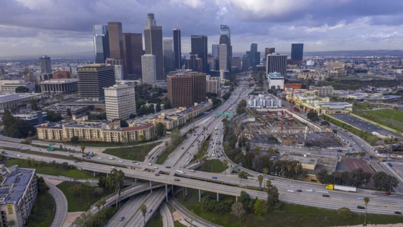 O tráfego nas rodovias flui mais leve do que o normal nas rodovias 110 e 101, antes das restrições entrarem em vigor à meia-noite, quando a pandemia de coronavírus se espalhou em Los Angeles, Califórnia, em 19 de março de 2020 ( David McNew / Getty Images)