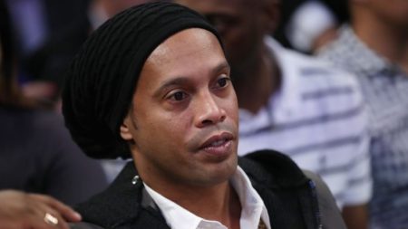 Ronaldinho é preso por entrar com passaporte falso no Paraguai