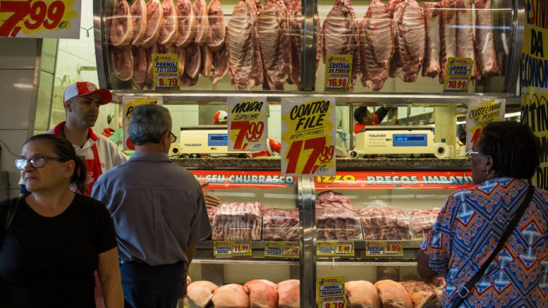 Consumidores observam carnes em um mercado público em 20 de março de 2017 em São Paulo, Brasil (Foto de Victor Moriyama / Getty Images)