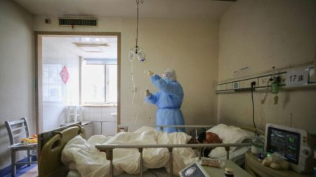 Milhares de urnas de cinzas no funeral de Wuhan alimentam ainda mais ceticismo com relação ao número de mortos por vírus na China