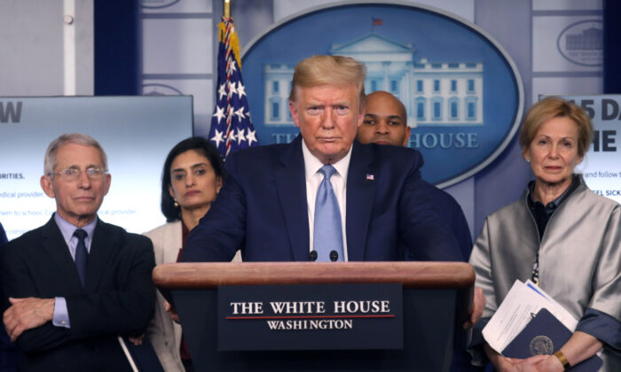 O presidente Donald Trump realiza uma entrevista coletiva sobre o surto de coronavírus (COVID-19) na Casa Branca em Washington em 16 de março de 2020 (Leah Millis / Reuters)