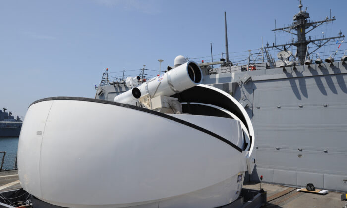 O “Laser Weapon System” instalado provisoriamente a bordo do navio destroyer USS Dewey, em San Diego, na California, em 30 de julho de 2012 (Marinha Estadunidense/John F. Williams)