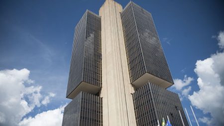 BC determina que bancos ajustem horários de atendimento em agências