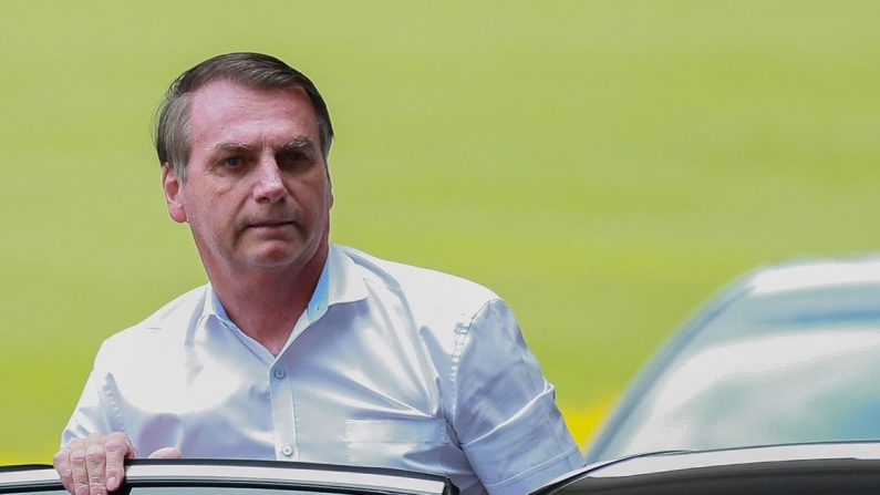 O presidente Jair Bolsonaro  posa para fotos e conversa com turistas no Palácio da Alvorada (© José Cruz/Agência Brasil)