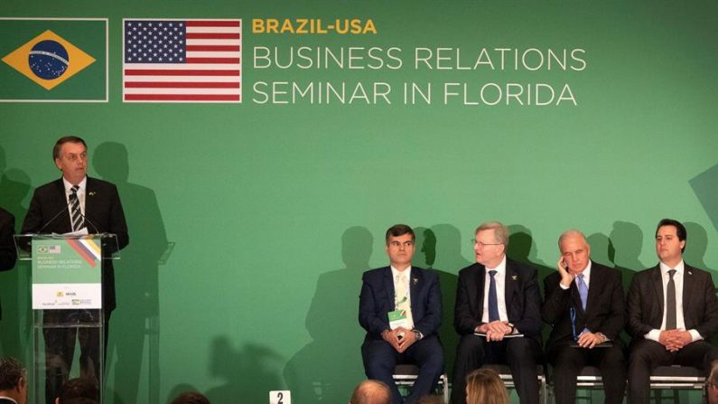 O presidente do Brasil, Jair Bolsonaro (E), foi registrado nesta segunda-feira, durante o Seminário de Relações Comerciais Brasil-EUA, em Miami (EFE / Cristóbal Herrera)