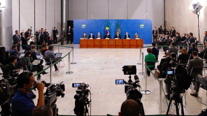 Os presidentes da República, Jair Bolsonaro e  do Supremo Tribunal Federal, ministro Dias Toffoli, fazem declaração à imprensa no Planalto (© Carolina Antunes/PR)