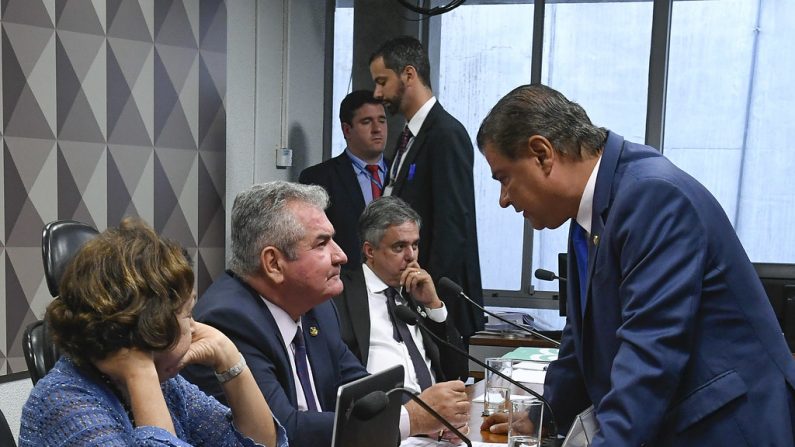 Relatora da CPMI das Fake News, deputada Lídice da Mata (PSB-BA); presidente da CPMI das Fake News, senador Angelo Coronel (PSD-BA); senador Nelsinho Trad (PSD-MS) - em pé; advogado do depoente, José Caubi Diniz Júnior
(Foto: Roque de Sá/Agência Senado)