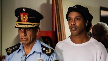 Autoridades paraguaias mantém prisões de Ronaldinho e de seu irmão