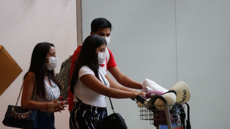 Passageiros e funcionários circulam vestindo máscaras contra o novo coronavírus (Covid-19) no Aeroporto Internacional Tom Jobim- Rio Galeão (Fernando Frazão/Agência Brasil)