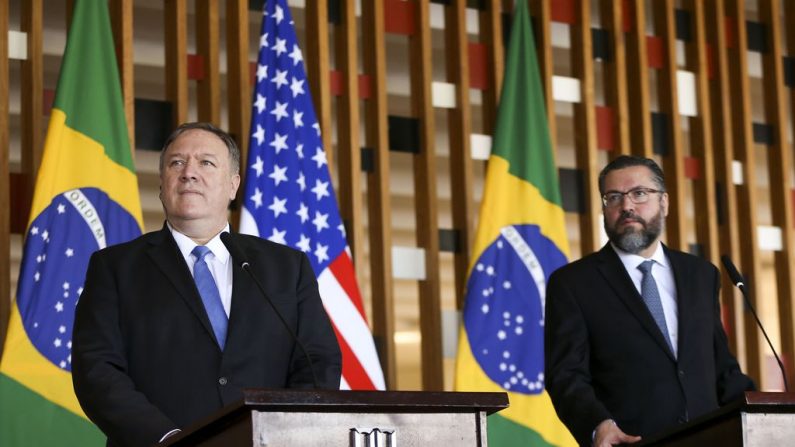 O novo chanceler brasileiro, Ernesto Araújo, e o secretário de Estado dos Estados Unidos, Mike Pompeo, durante entrevista coletiva no Palácio do Itamaraty (Foto: Marcelo Camargo/Agência Brasil)