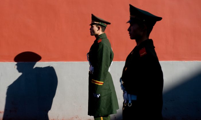 Policial chinês fica de guarda em Pequim, China (Saul Loeb / AFP / Getty Images)