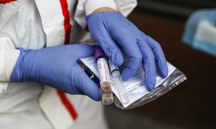 Kits de coleta de amostras na Clínica Médica da Família AllCare, um local que testa no carro para o vírus do PCC em Washington (EUA), em 6 de abril de 2020 (Samira Bouaou / Epoch Times)