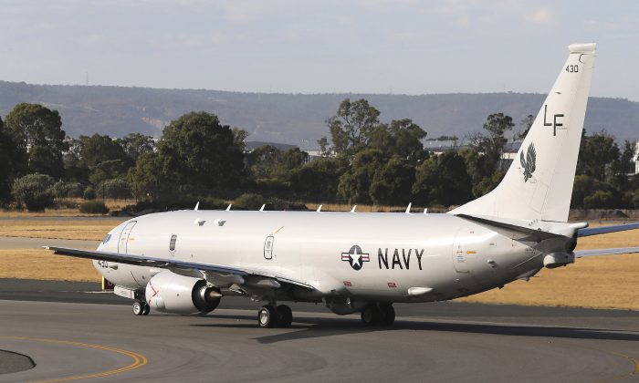 Um avião da Marinha americana, P-8 Poseidon, decola do aeroporto de Perth na rota para realizar operações de busca do voo MH370 da Malaysia Airlines no sul do Oceano Índico, perto da costa da Austrália Ocidental, sábado, 5 de abril de 2014 (AP Photo / Rob Griffith)