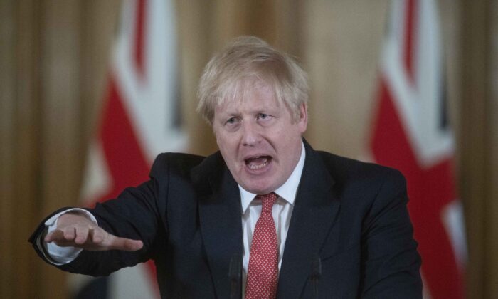 O primeiro-ministro britânico Boris Johnson gesticula enquanto fala durante uma conferência de imprensa diária em 10 Downing Street em 20 de março de 2020 em Londres, Inglaterra (Julian Simmonds - WPA Pool / Getty Images)