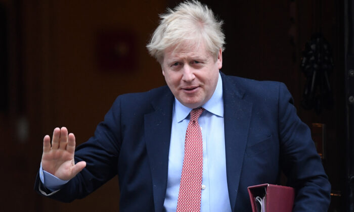 O primeiro-ministro Boris Johnson deixa a 10 Downing Street para PMQ's em Londres, Inglaterra, em 25 de março de 2020 (Peter Summers / Getty Images)