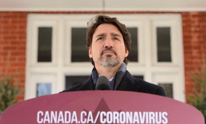 O primeiro-ministro Justin Trudeau fala aos canadenses sobre a pandemia COVID-19 no Rideau Cottage, em Ottawa, em 16 de abril de 2020 (Sean Kilpatrick / The Canadian Press)