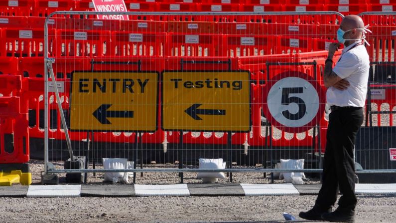 Trabalhadores preparam um centro de pesquisa de coronavírus para o NHS no estádio de Twickenham no oeste de Londres no 20 de abril de 2020 (Will EDWARDS / AFP via Getty Images)