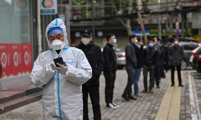 Pessoas aguardam para serem testadas para o vírus PCC em Wuhan, província central de Hubei, na China, em 30 de março de 2020 (Hector Retamal / AFP via Getty Images)