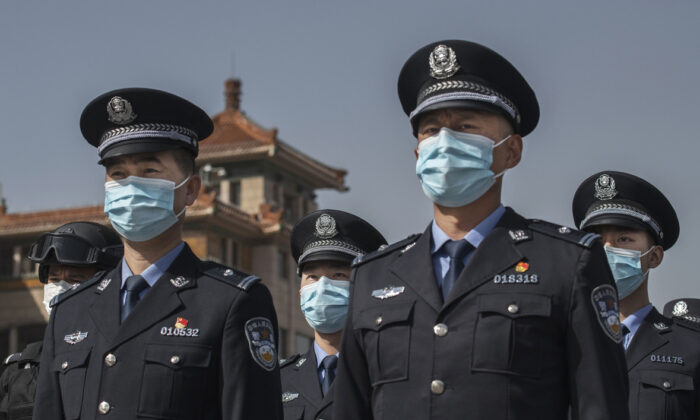 Policiais chineses usam máscaras protetoras na estação de trem em Pequim, China, em 4 de abril de 2020 (Kevin Frayer / Getty Images)