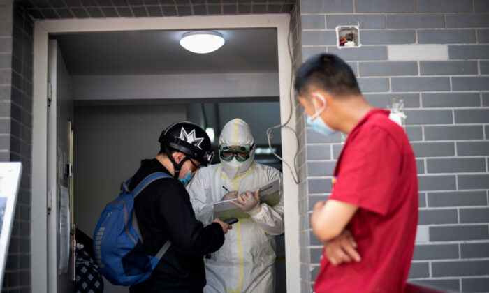 Pessoas com máscaras chegam a uma clínica para um teste de ácido nucleico em Pequim em 29 de abril de 2020 (Noel Celis / AFP via Getty Images)