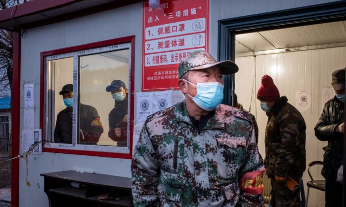 Um oficial da polícia usa uma máscara facial enquanto vigia um posto de controle na cidade fronteiriça de Suifenhe, na província nordeste de Heilongjiang, China, em 21 de abril de 2020. (STR / AFP via Getty Images)