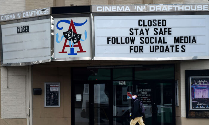 Um homem usando uma máscara facial para se proteger do coronavírus passa por um teatro fechado em Arlington, Virgínia, em 18 de abril de 2020 (Olivier Douliery / AFP via Getty Images)