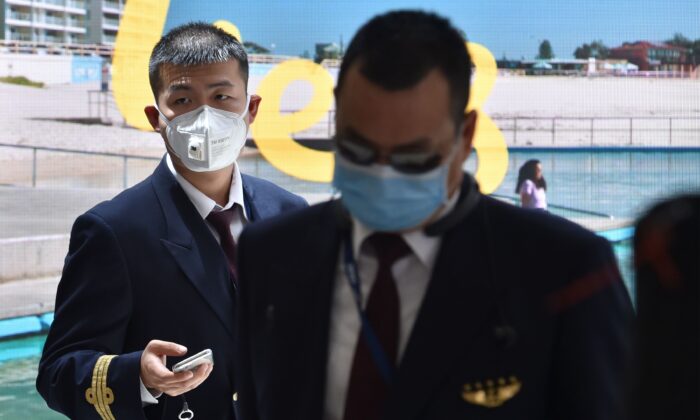 Um piloto da China Eastern Airlines chega ao aeroporto de Sydney depois de pilotar um avião da cidade chinesa de Wuhan em 23 de janeiro de 2020 (Peter Parks / AFP via Getty Images)