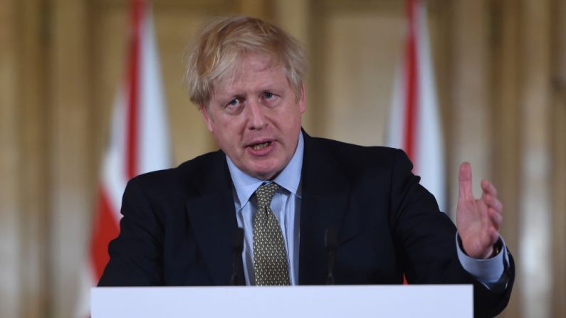 O primeiro-ministro britânico, Boris Johnson, em uma entrevista coletiva para dar uma atualização diária sobre a resposta do governo ao novo surto do vírus do PCC (Partido Comunista Chinês), mais conhecido como novo coronavírus, dentro da 10 Downing Street, em Londres, no dia 18 de março de 2020 (EDDIE MULHOLLAND / POOL / AFP via Getty Images)