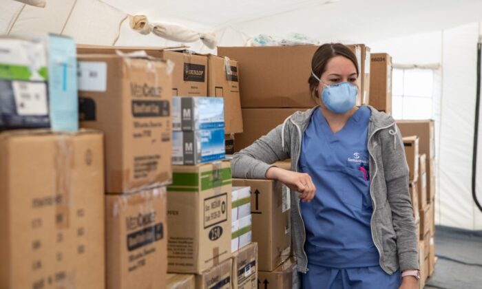 Uma enfermeira dentro de uma barraca com suprimentos médicos estocados no Hospital de Emergência de Samaritan's Purse em Cremona, perto de Milão, Itália, em 20 de março de 2020 (Emanuele Cremaschi / Getty Images)