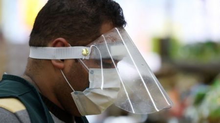 Máscaras são eficazes na redução da detecção do vírus durante respiração, diz estudo