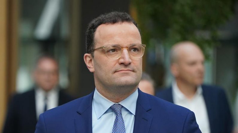 O ministro da Saúde da Alemanha, Jens Spahn, chega à casa da conferência de imprensa federal (Bundespressekonferenz) em Berlim, Alemanha, 17 de abril de 2020 (EFE / EPA / SEAN GALLUP / FONTE)