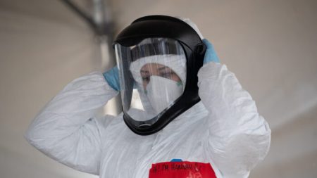 Mais de 3.000 enfermeiros aposentados dos EUA pedem para voltar em meio à luta contra a pandemia