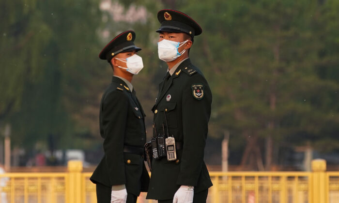 Dois soldados paramilitares chineses na Praça da Paz Celestial em Pequim, China, em 28 de abril de 2020 (Lintao Zhang / Getty Images)