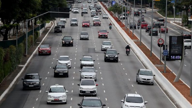 Uma avenida em São Paulo (Brasil) fotografada na sexta-feira, depois que o governo local estendeu a quarentena obrigatória para enfrentar a pandemia devido ao vírus COVID-19 até 10 de maio próximo (EFE / Fernando Bizerra)