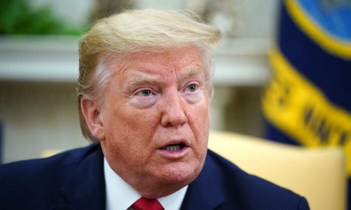 O presidente Donald Trump fala durante uma reunião com o governador da Louisiana, John Bel Edwards (D-LA), no Salão Oval da Casa Branca em Washington, em 29 de abril de 2020 (Mandel Ngan / AFP via Getty Images)