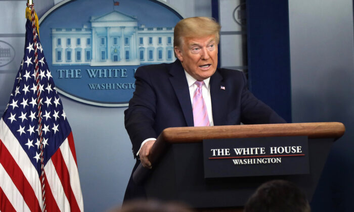 O presidente Donald Trump fala durante uma coletiva diária da Força-Tarefa de Coronavírus da Casa Branca na sala de reuniões da Casa Branca James Brady em Washington, em 10 de abril de 2020 (Alex Wong / Getty Images)